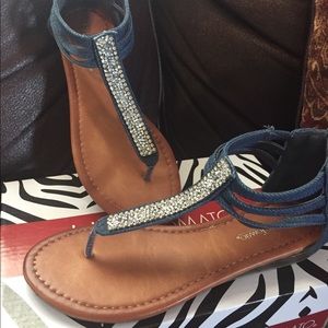 4M girl Sandals fit more like a 2.5 or 3